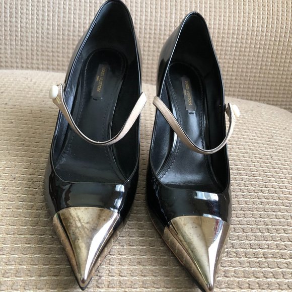 Louis Vuitton Women's Black Patent leather Pointed Toe Stiletto Heels. - Picture 3 of 10